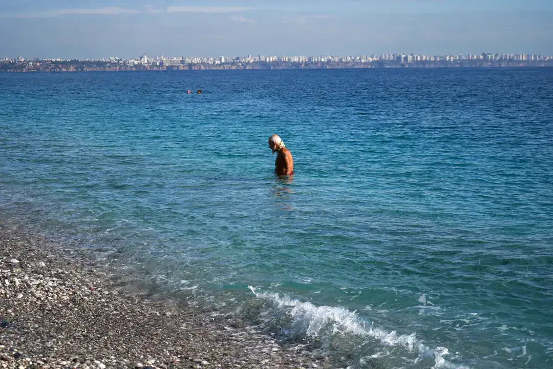 Konyaaltı Sahili’nde Güneşlenip Denize Girdiler 9